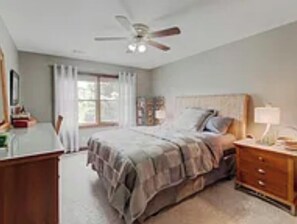 5 bedrooms, iron/ironing board, WiFi, bed sheets