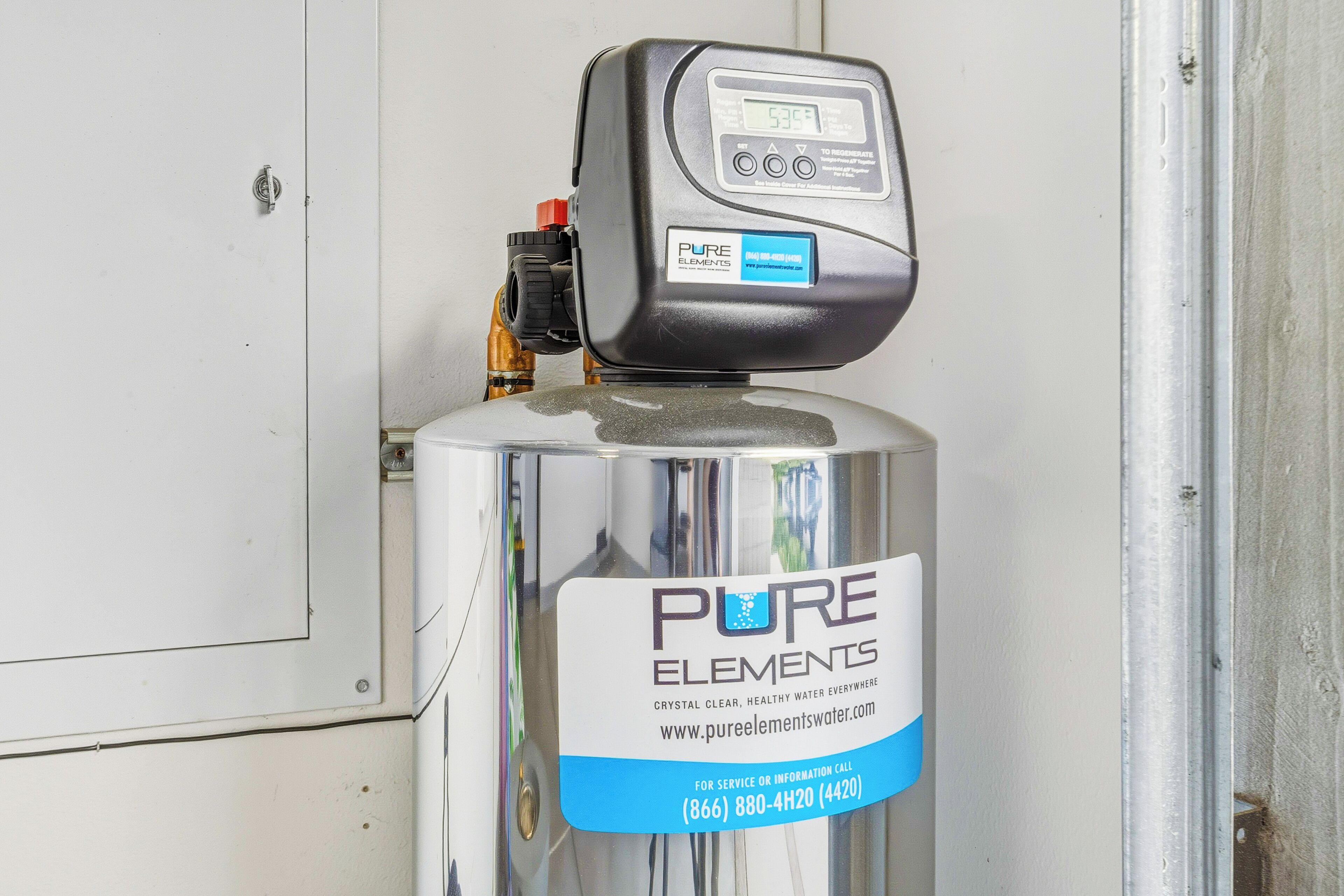 Een waterfilter met een digitaal display en een label voor Pure Elements.