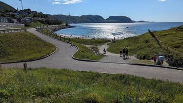 Una spiaggia nelle vicinanze