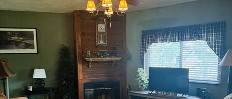 Una Smart TV, una chimenea