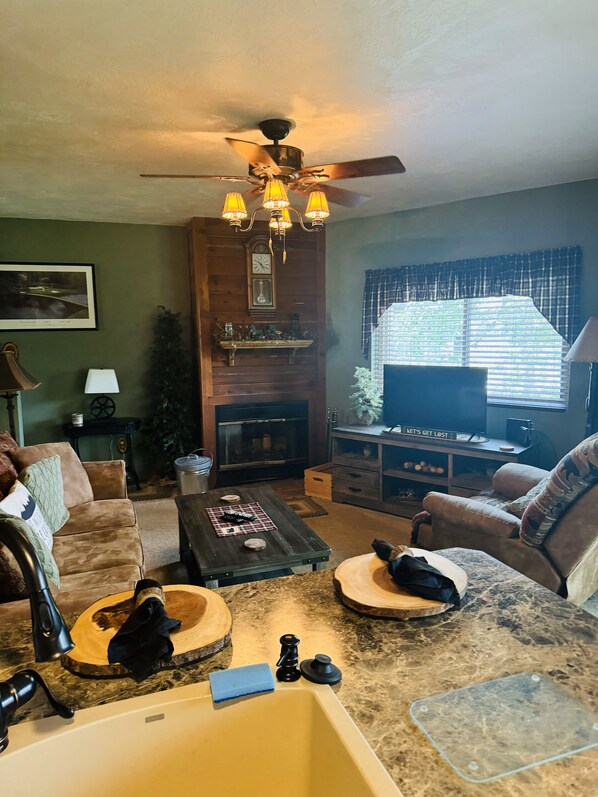 Smart TV, fireplace