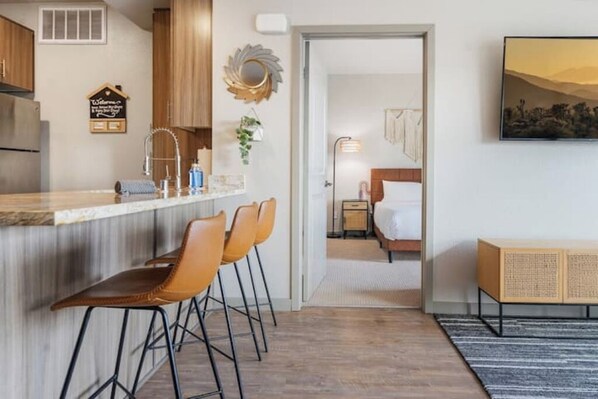 2 habitaciones, escritorio y tabla de planchar con plancha 