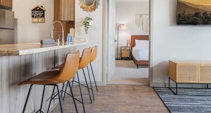 Boho Rooftop Pool & Hot Tub Apt