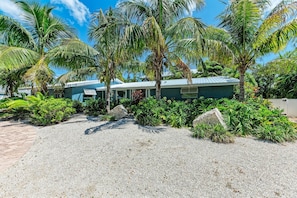 House, Multiple Beds (Anna Maria Island Blue Bella Bliss - ) | Property grounds