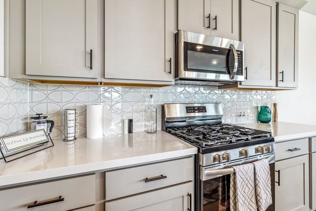 Een koelkast, een microgolfoven, een oven, een kookplaat