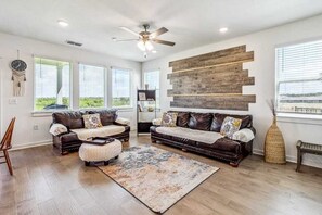 TV - Del Valle · Pit Stop Retreat | Sleeps 10 (Del Valle East)