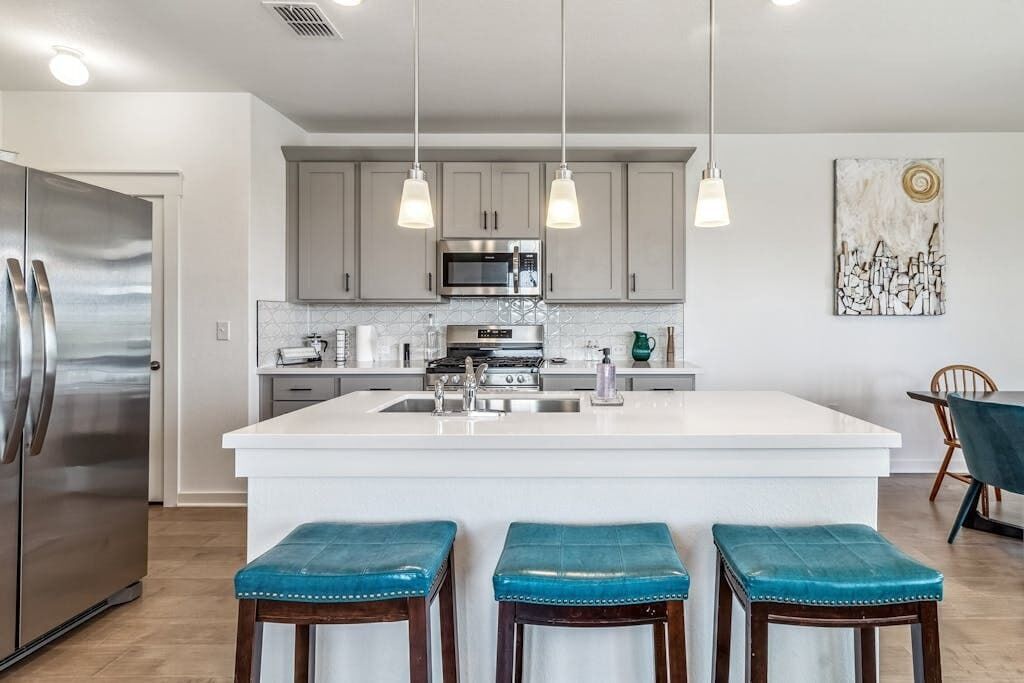 Een koelkast, een microgolfoven, een oven, een kookplaat