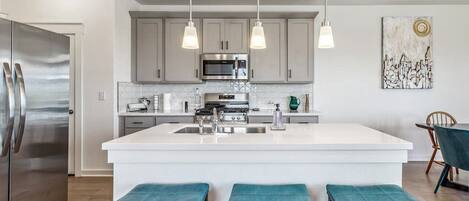 Réfrigérateur, micro-ondes, four, plaque de cuisson