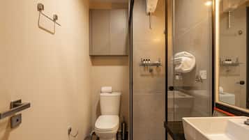 Apartamento básico | Baño | Ducha, artículos de higiene personal gratuitos y secador de pelo