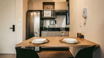 Eenvoudig appartement | Privékeuken | Een koelkast, een magnetron, een oven, een kookplaat