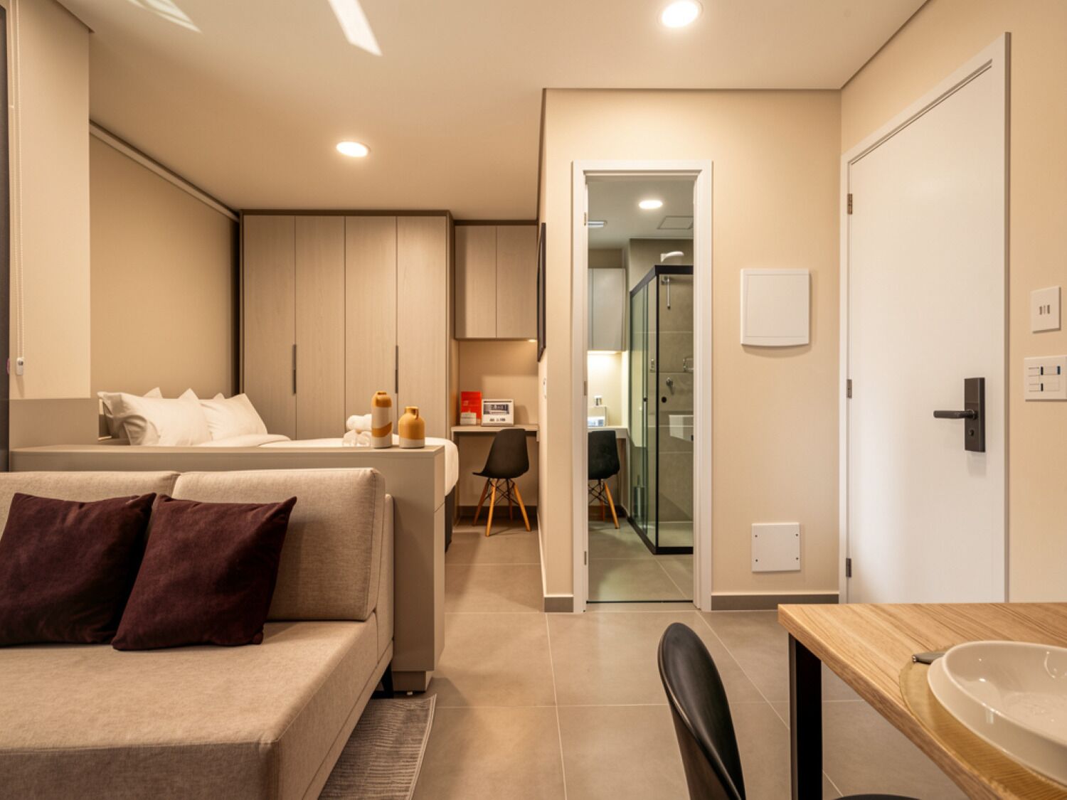 基础公寓 | 笔记本电脑工作区、免费 WiFi