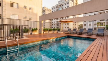 Una piscina al aire libre