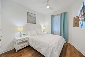 2 bedrooms, iron/ironing board, travel cot, WiFi - Chic 2 bed resort, 3 pools, lazyriver, walk to 5th Ave restaurants in fab Naples (Naples)