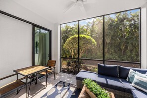 Interior - Chic 2 bed resort, 3 pools, lazyriver, walk to 5th Ave restaurants in fab Naples (Naples)