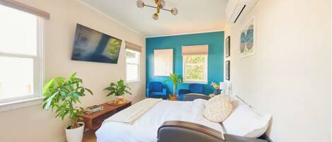 1 quarto, ferros/tábuas de passar roupa, roupa de cama