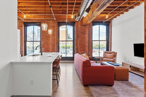 Cozy Spacious Loft Next to the Arch – Casino, Conventions & Stadiums