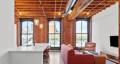 Cozy Spacious Loft Next to the Arch – Casino, Conventions & Stadiums