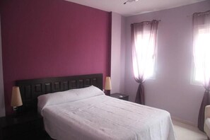 3 bedrooms, iron/ironing board, WiFi, bed sheets - Two-story house with garden and patio in a quiet area. Easy parking (San Fernando)