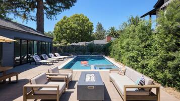 Una piscina al aire libre, una piscina climatizada