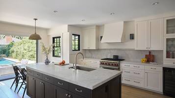 Refrigerador, microondas, placa de cocina, lavavajillas