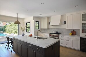 Geladeira, micro-ondas, cooktop, lava-louças