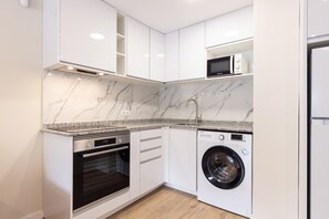 Fridge, microwave, oven, coffee/tea maker
