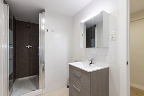 Shower, towels
