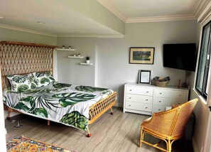 1 bedroom, desk, iron/ironing board, WiFi - private SUITE with Jacuzzi (Los Angeles)