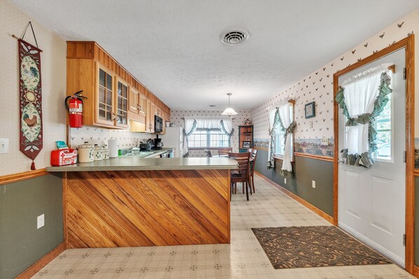 Jääkaappi, mikroaaltouuni, uuni, astianpesukone