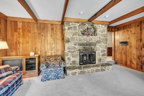 TV, fireplace, books - NEW LISTING! Bear Paw Cottage- 12 mins to Seneca Rocks (Seneca Rocks)