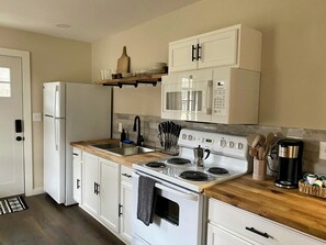 Kühlschrank, Mikrowelle, Ofen, Herdplatte