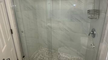 Dusche, Haartrockner, Handtücher, Seife