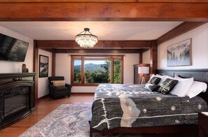 4 bedrooms, desk, iron/ironing board, free WiFi - Experience luxury at Lookout Lodge (Bryson City)