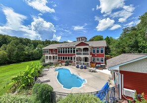 A heated pool - Experience luxury at Deep Creek Manor. Perfect for family gatherings with stunning mountain views. (Bryson City)