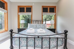 7 Schlafzimmer, Schreibtisch, Bügeleisen/Bügelbrett, Reisekinderbett