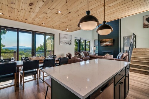 NEW Heated Pool & Theater Luxury Getaway|Mtn Views