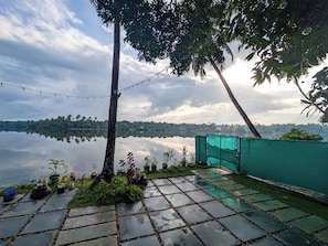 Property grounds - Lakefront 2-bed villa-Cozy A-frame upper deck with balcony & BBQ grill (Kollam)