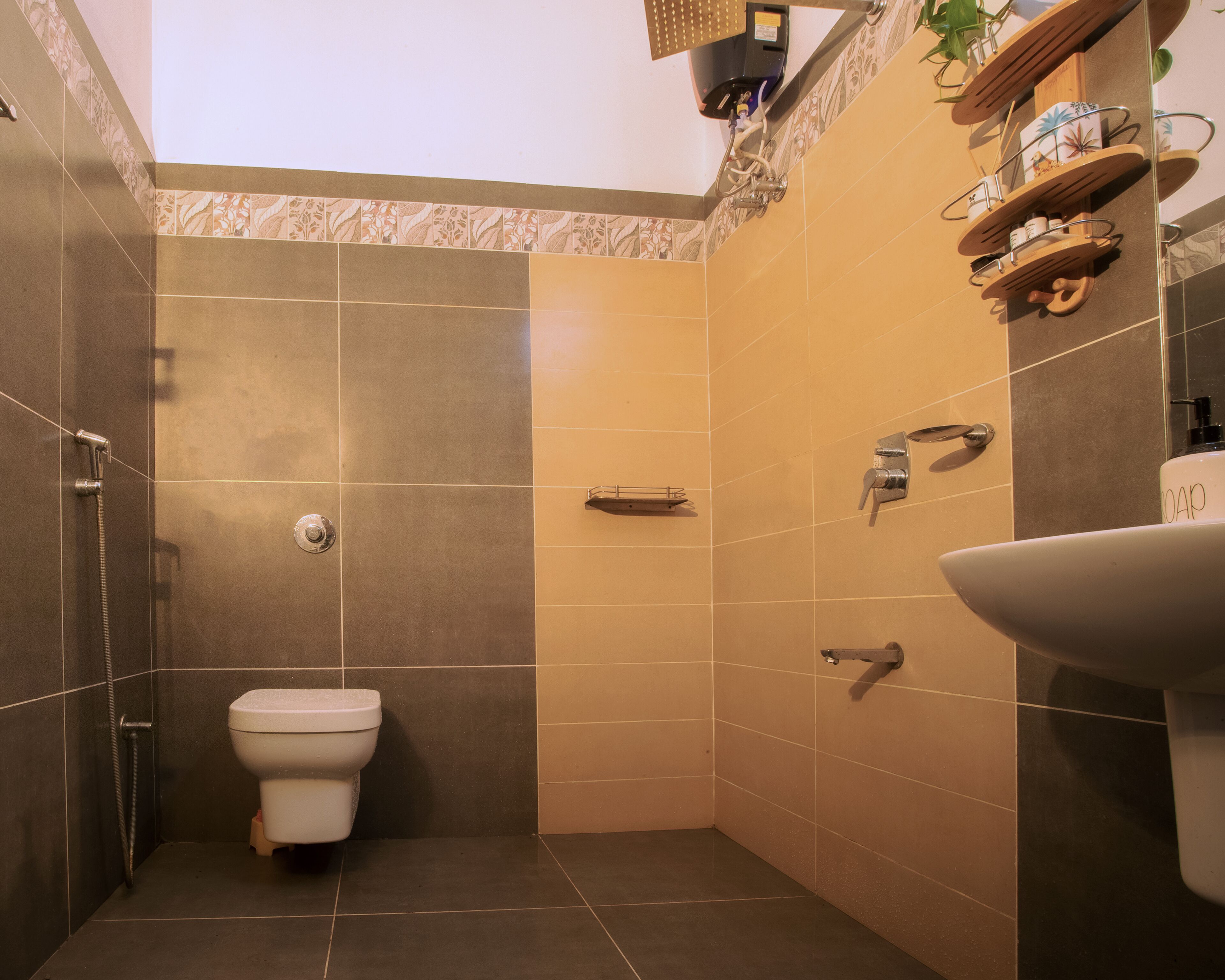 Suihku, hiustenkuivaaja, pyyhkeet, saippua