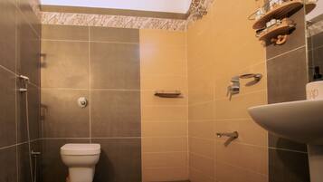 Douche, sèche-cheveux, serviettes fournies, savon