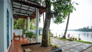 Terrace/patio - Lakefront 2-bed villa-Cozy A-frame upper deck with balcony | BBQ | Hammock (Kollam)