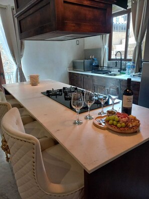 Kjøleskap, mikrobølgeovn, ovn og kokeplater