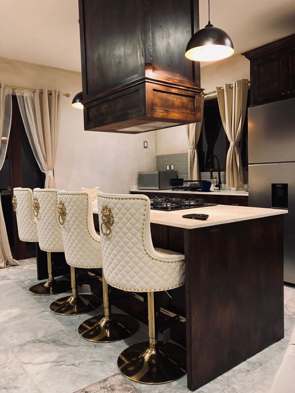 Kjøleskap, mikrobølgeovn, ovn og kokeplater