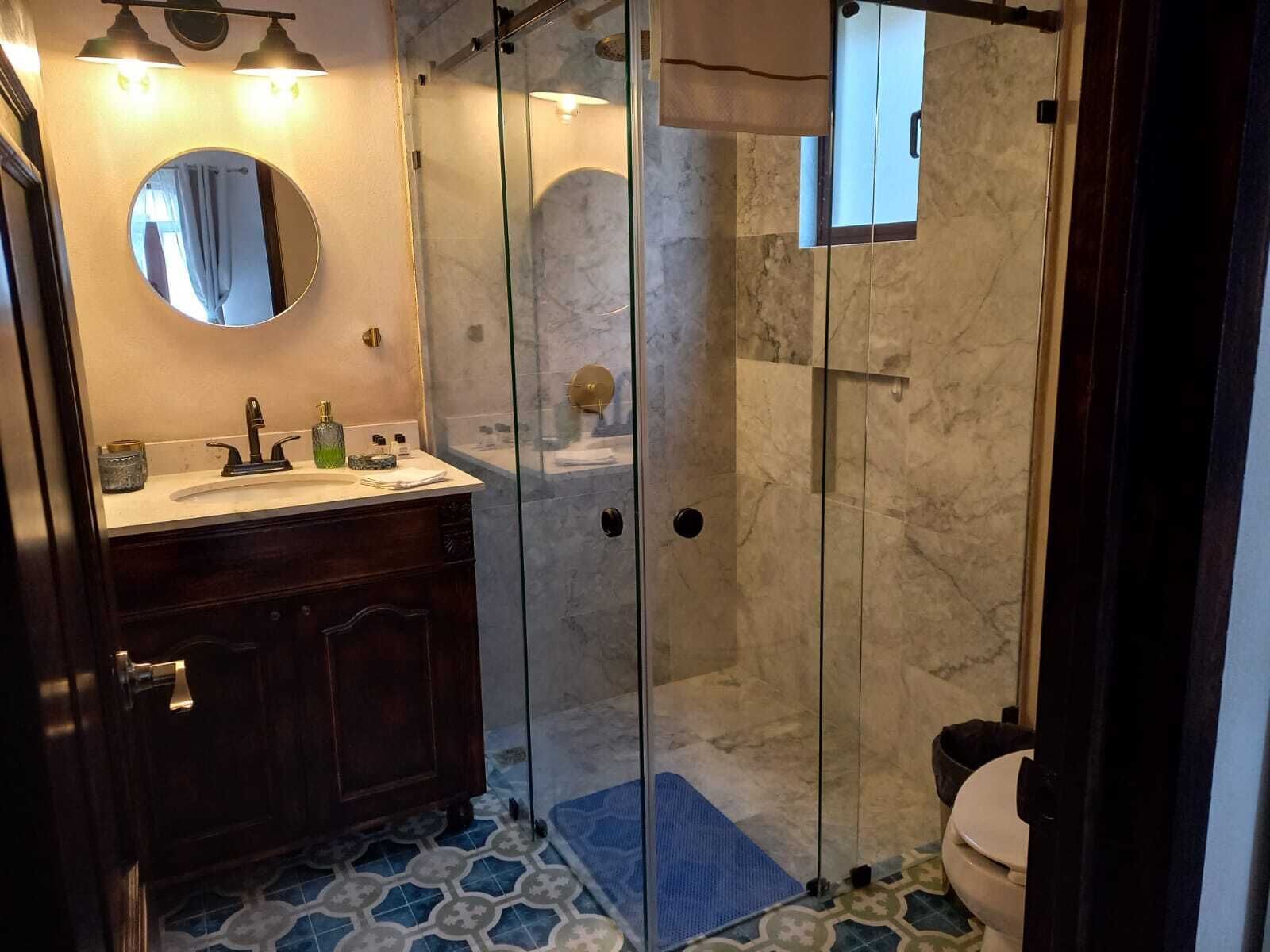 Dusche, Haartrockner, Handtücher, Seife