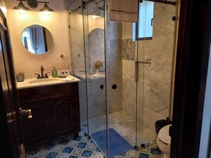 Dusche, Haartrockner, Handtücher, Seife