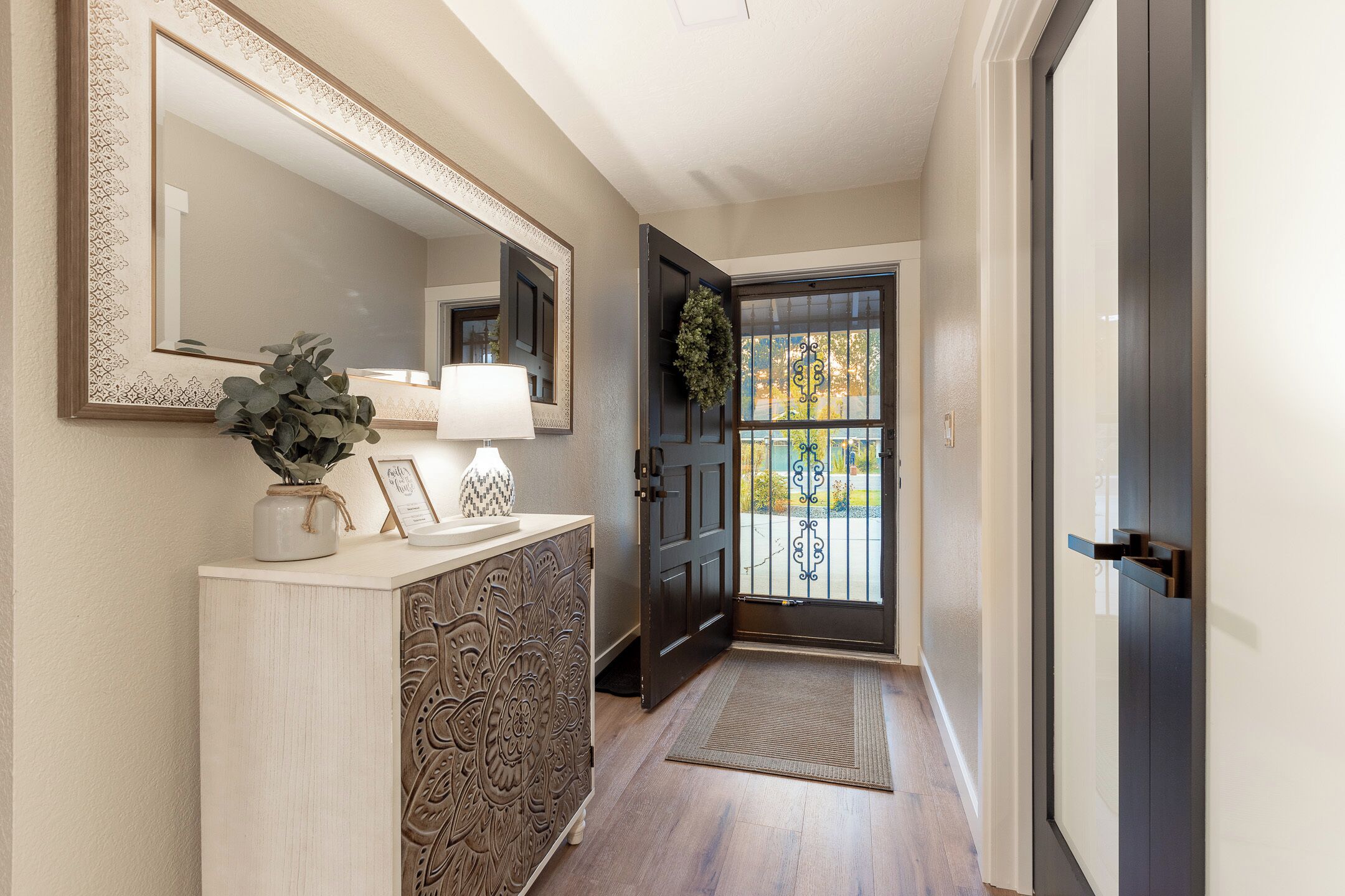 المنشأة من الداخل