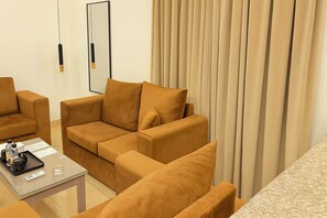 40–tuumainen taulutelevisio, jossa satelliittikanavat