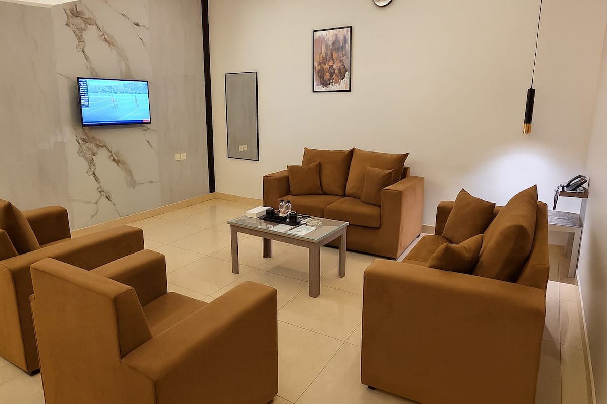 Televisi layar datar 40-inci dengan saluran TV satelit