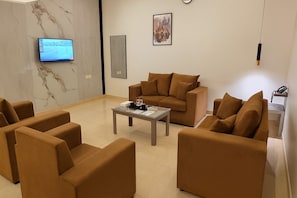 40-inch flat-screen TV with satellite channels - Marin Suite Al-Badiah Serviced Apartments  (Riyadh)