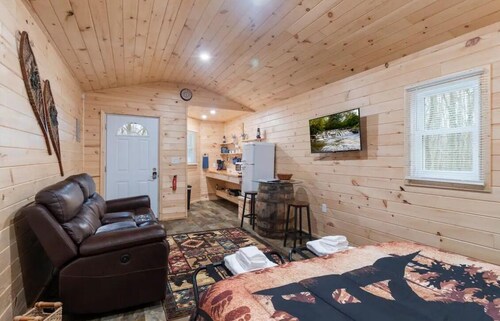 Seneca Hideaway/Rustic Hunter’s cabin/Hot Tub 