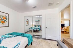 3 chambres, fer et planche à repasser, Wi-Fi, draps fournis